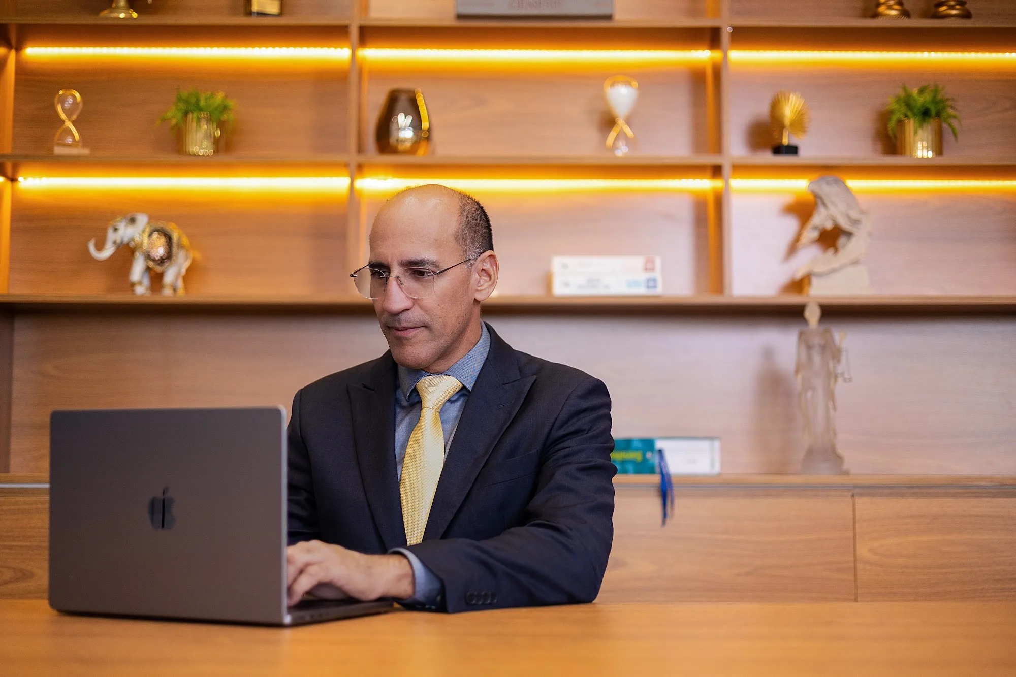 Dr. Paulo Sérgio Pereira da Silva sentado à mesa de trabalho